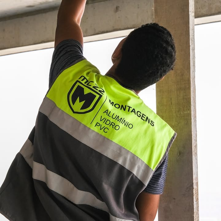 Profissional MC22 em montagem de caixilharia